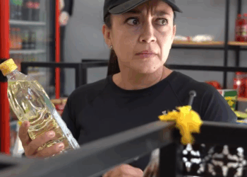 [COMPLETE] 536M0920 C342 Mujer quita la tarjeta a un padre irresponsable