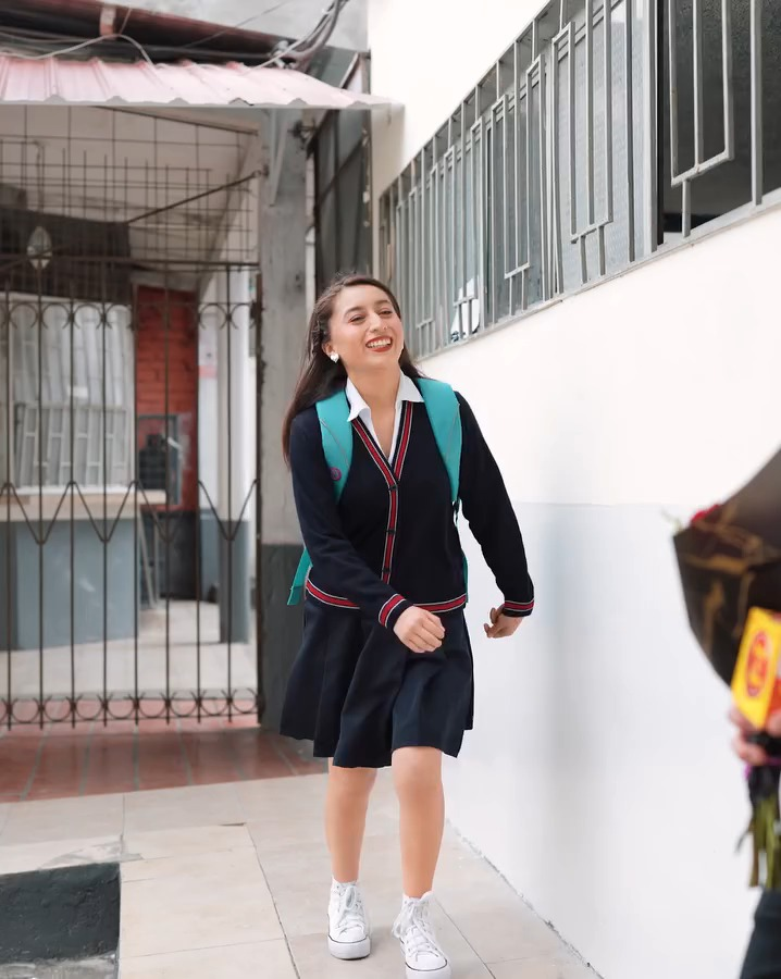 [COMPLETE] 093M0905 AE093 Alumno se enamora de su maestra