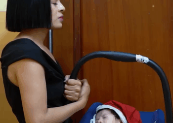 [COMPLETE] 519M0920 C325 Esta mujer le entrega su bebé a la esposa de un cliente