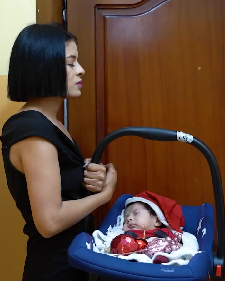 [COMPLETE] 519M0920 C325 Esta mujer le entrega su bebé a la esposa de un cliente