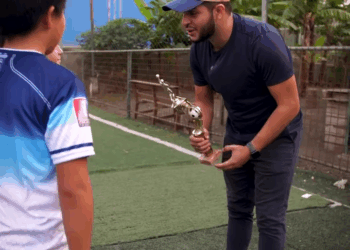 [COMPLETE] 490M0920 AQ366 Niño Escapa de casa porque Papá no quiere que sea Futbolista
