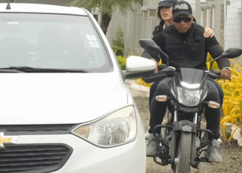 [COMPLETE] 477M0920 AQ353 Fugitivo huye de su Ex Mujer Policia por una insólita razón ️