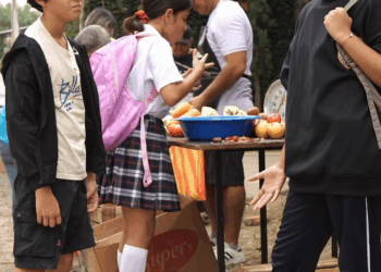 [COMPLETE] 454M0920 AQ330 Niña Malcriada se come todas las frutas del Niño del mercado