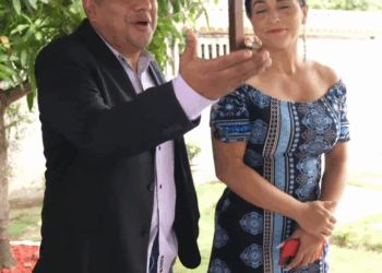 [COMPLETE] 453M0920 AQ329 Chico se esconde en una caja para ver a la Novia a las espaldas de su Suegra