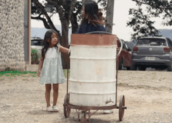 [COMPLETE] 101M0905 AF001 Metió a su hija en su cubo de basura para entrar a la boda de su ex