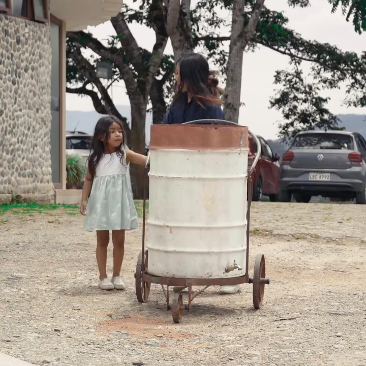 [COMPLETE] 101M0905 AF001 Metió a su hija en su cubo de basura para entrar a la boda de su ex