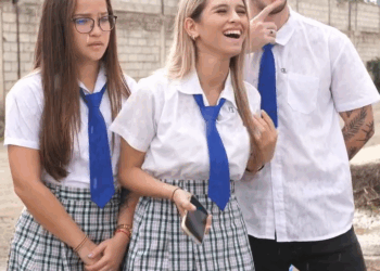 [COMPLETE] 153M0920 AQ029 Colegialas copian en el examen con su tercera pierna