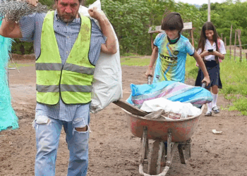 [COMPLETE] 440M0920 AQ316 Niño se avergüenza de su Padre Albañil y lo desprecia frente a sus amigos