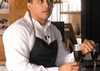 [COMPLETE] 438M0920 AQ314 Chica en moto Enamora a su futuro Jefe y se queda con Su Celular