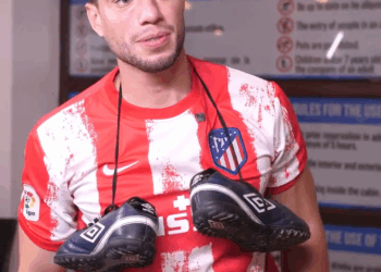 [COMPLETE] 435M0920 AQ311 Sirvienta se prueba los Vestidos de las Huéspedes y Futbolista se Enamora de Ella ️