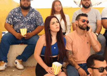 [COMPLETE] 423M0920 AQ299 Inesperado Beso recibió la Novia de un Chico Distraído por la mascota del Equipo