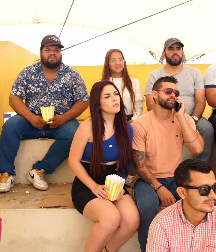 [COMPLETE] 423M0920 AQ299 Inesperado Beso recibió la Novia de un Chico Distraído por la mascota del Equipo