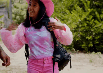 [COMPLETE] 167M0920 AQ043 Inmigrantes Fingen ser una Familia Americana para cruzar la frontera