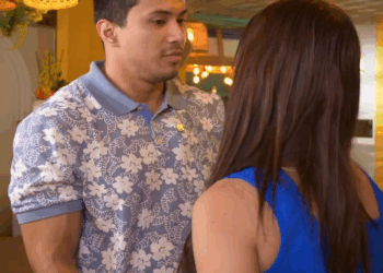 [COMPLETE] 418M0920 AQ294 Estafadora pone moscas en su comida para no pagar