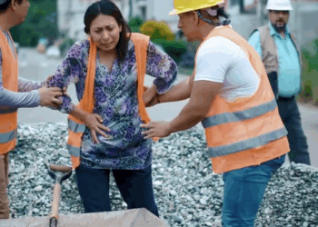 [COMPLETE] 107M0905 AF007 Su exmujer llegó vestida de esta manera junto a su hija para confesar lo que este padre hacia si no