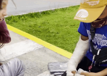 [COMPLETE] 414M0920 AQ290 Noble acto de una Niña en Navidad