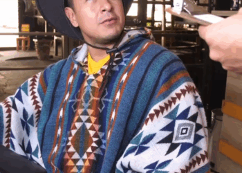 [COMPLETE] 392M0920 AQ268 Mesero Arrogante expulsa del restaurante a un Hombre de campo