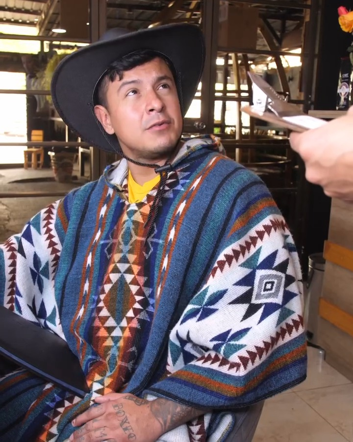 [COMPLETE] 392M0920 AQ268 Mesero Arrogante expulsa del restaurante a un Hombre de campo