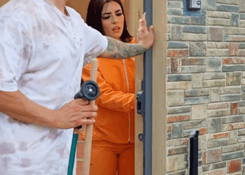 [COMPLETE] 391M0920 AQ267 Fugitiva se esconde en Casa de Desconocido y se Enamoran