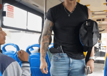 [COMPLETE] 380M0920 AQ256 Pasajeros tiran mucho dinero por la ventana del Bus por una extraña razón