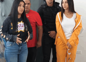 [COMPLETE] 377M0920 AQ253 Policia Ayuda a escapar a una Bella delincuente