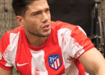 [COMPLETE] 364M0920 AQ240 Niño toca el timbre de un desconocido para que sea su amigo##niños