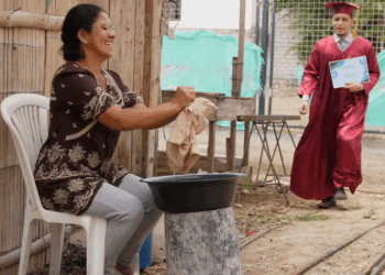 [COMPLETE] 361M0920 AQ237 Se Graduó de Arquitecto y se le subieron los Humos hasta con su Propia Madre