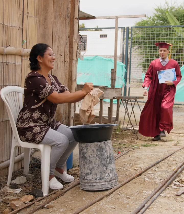 [COMPLETE] 361M0920 AQ237 Se Graduó de Arquitecto y se le subieron los Humos hasta con su Propia Madre
