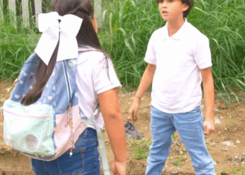 [COMPLETE] 353M0920 AQ229 Niño le propone Matrimonio a compañera de su Escuela y sus Padres les dan una gran lección