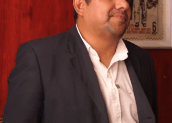 [COMPLETE] 352M0920 AQ228 Niña se maquilla como Mujer grande en la escuela, ustedes creen que es correcto que las Madres traba