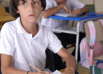 [COMPLETE] 335M0920 AQ211 Expulsan de la escuela a la niña por tener una mochila de Funda