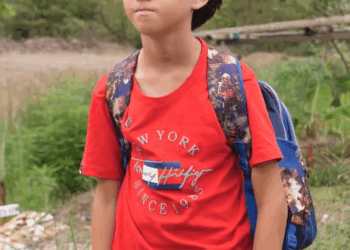 [COMPLETE] 329M0920 AQ205 Desconocido finge ser Papá del niño Inmigrante para salvarlo de ser deportado ️