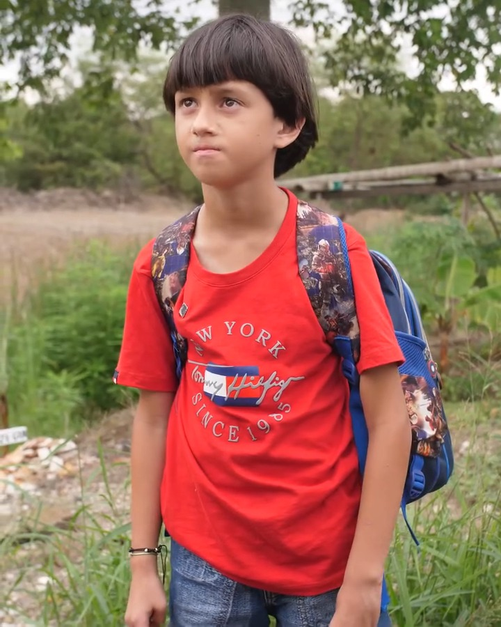 [COMPLETE] 329M0920 AQ205 Desconocido finge ser Papá del niño Inmigrante para salvarlo de ser deportado ️