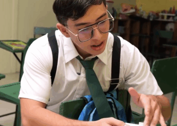 [COMPLETE] 213M0920 AQ089 El espejo en su Pecho refleja los chats de Infidelidad de su amiga y el cuernudo lo ve todo