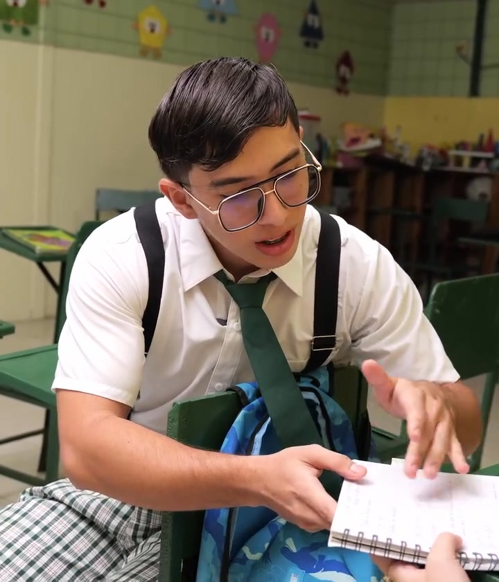 [COMPLETE] 213M0920 AQ089 El espejo en su Pecho refleja los chats de Infidelidad de su amiga y el cuernudo lo ve todo