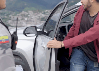 [COMPLETE] 015M0905 AE015 Policía descubrió a su esposa siendo nfel en un mirador y decidió hacer esto