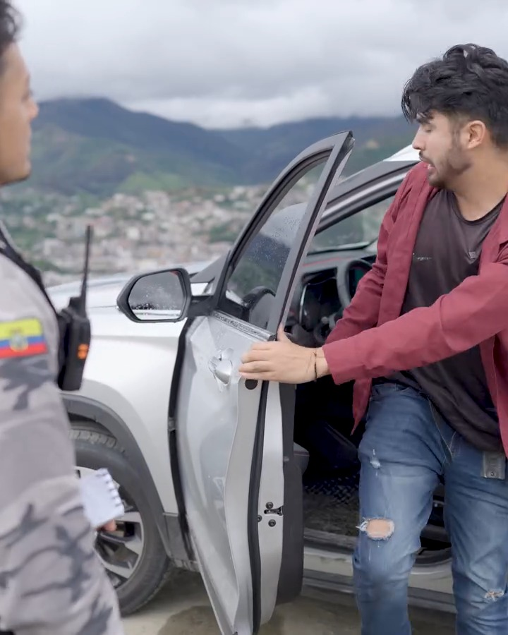 [COMPLETE] 015M0905 AE015 Policía descubrió a su esposa siendo nfel en un mirador y decidió hacer esto