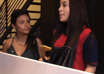 [COMPLETE] 319M0920 AQ195 Madre con su hija se disfrazan de Maniquí para exponer a empleada deshonesta