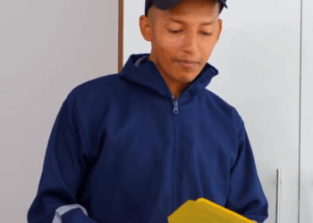 [COMPLETE] 308M0920 AQ184 Hombre se arrodilló para orar pidiendo a Dios ayuda para conseguir empleo, pero fue humillado por un