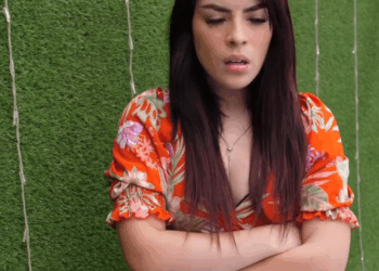 [COMPLETE] 305M0920 AQ181 Mujer ve como su ex Novio le propone matrimonio a otra y le rompe el corazón