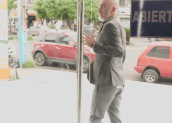 [COMPLETE] 304M0920 AQ180 Chica Besa a un vagabundo en las escaleras eléctricas a espaldas de su Padre ️