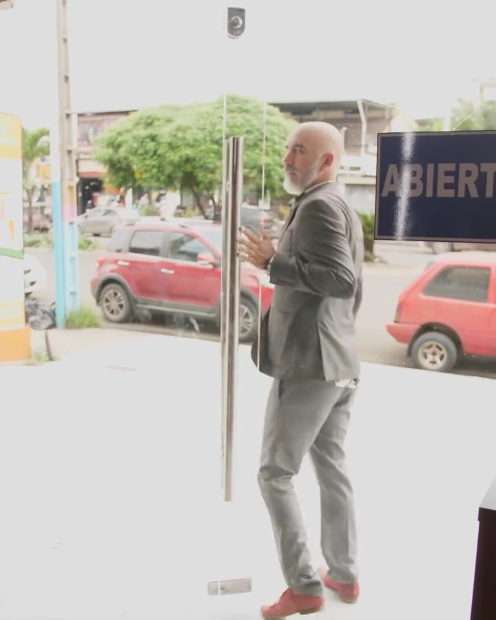 [COMPLETE] 304M0920 AQ180 Chica Besa a un vagabundo en las escaleras eléctricas a espaldas de su Padre ️