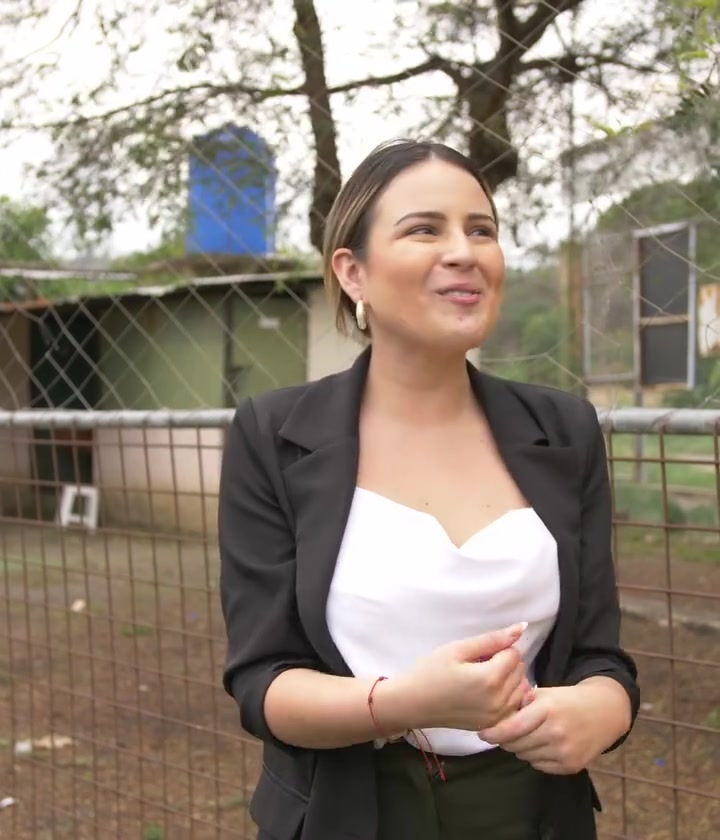 [COMPLETE] 228M0920 AQ104 Niño pobre veía jugar a messi en la televisión de sus vecinos