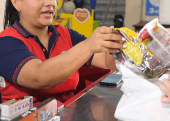 [COMPLETE] 291M0920 AQ167 Mujer le quita la tarjeta a Padre irresponsable usando pantalones falsos