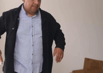 [COMPLETE] 283M0920 AQ159 Vagabunda entrega Zapatos lleno de Billetes a Zapateros