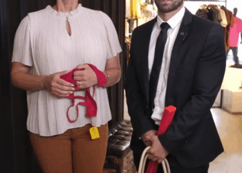 [COMPLETE] 236M0920 AQ112 Mujer de Color es Humillada en Tienda de Ropa