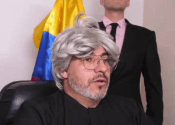 [COMPLETE] 280M0920 AQ156 Divorciada compra un Robot para que sea Nuevo Papá de su Hija