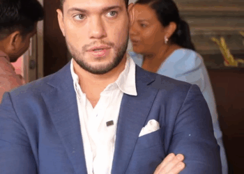 [COMPLETE] 245M0920 AQ121 Millonario no quiere pagar la cuenta de su Cita, porque ella no quiere Besarlo