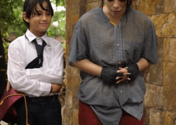 [COMPLETE] 264M0920 AQ140 Niña es ignorada por su Padre el día de su graduación porque el prefirió irse con su otra familia