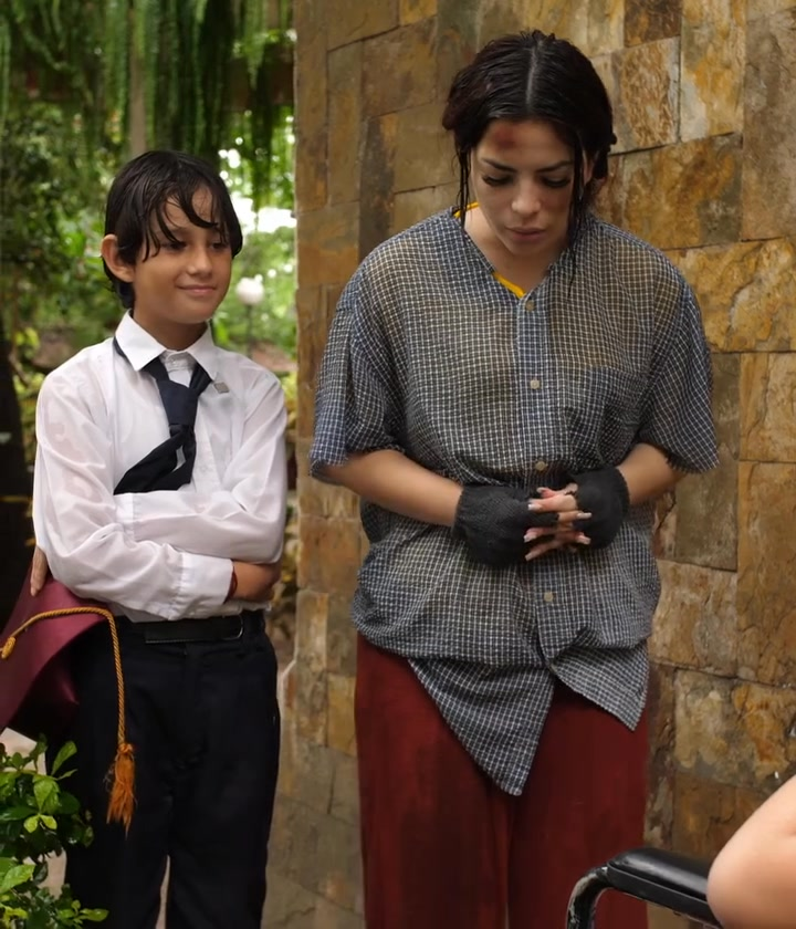 [COMPLETE] 264M0920 AQ140 Niña es ignorada por su Padre el día de su graduación porque el prefirió irse con su otra familia